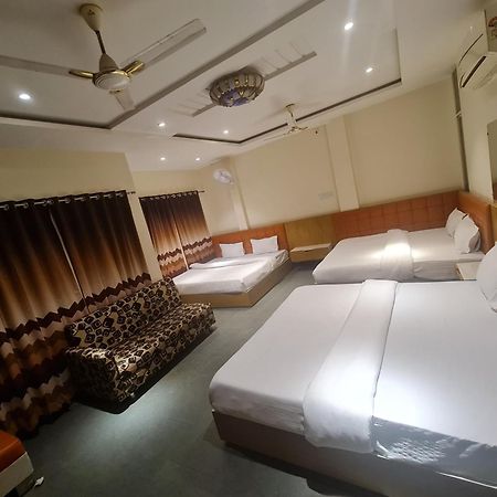 Hotel Empire Uddzsaín Kültér fotó