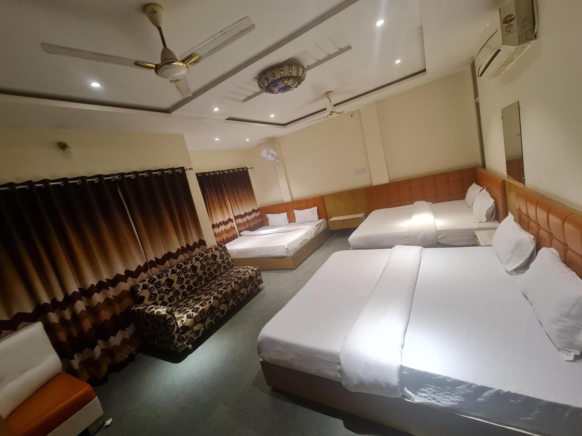 Hotel Empire Uddzsaín Kültér fotó