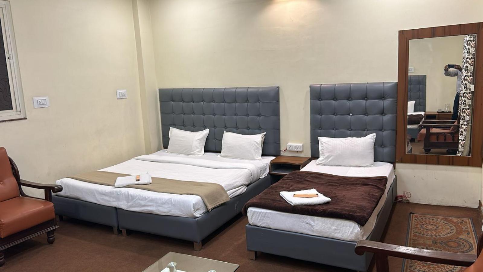 Hotel Empire Uddzsaín Kültér fotó