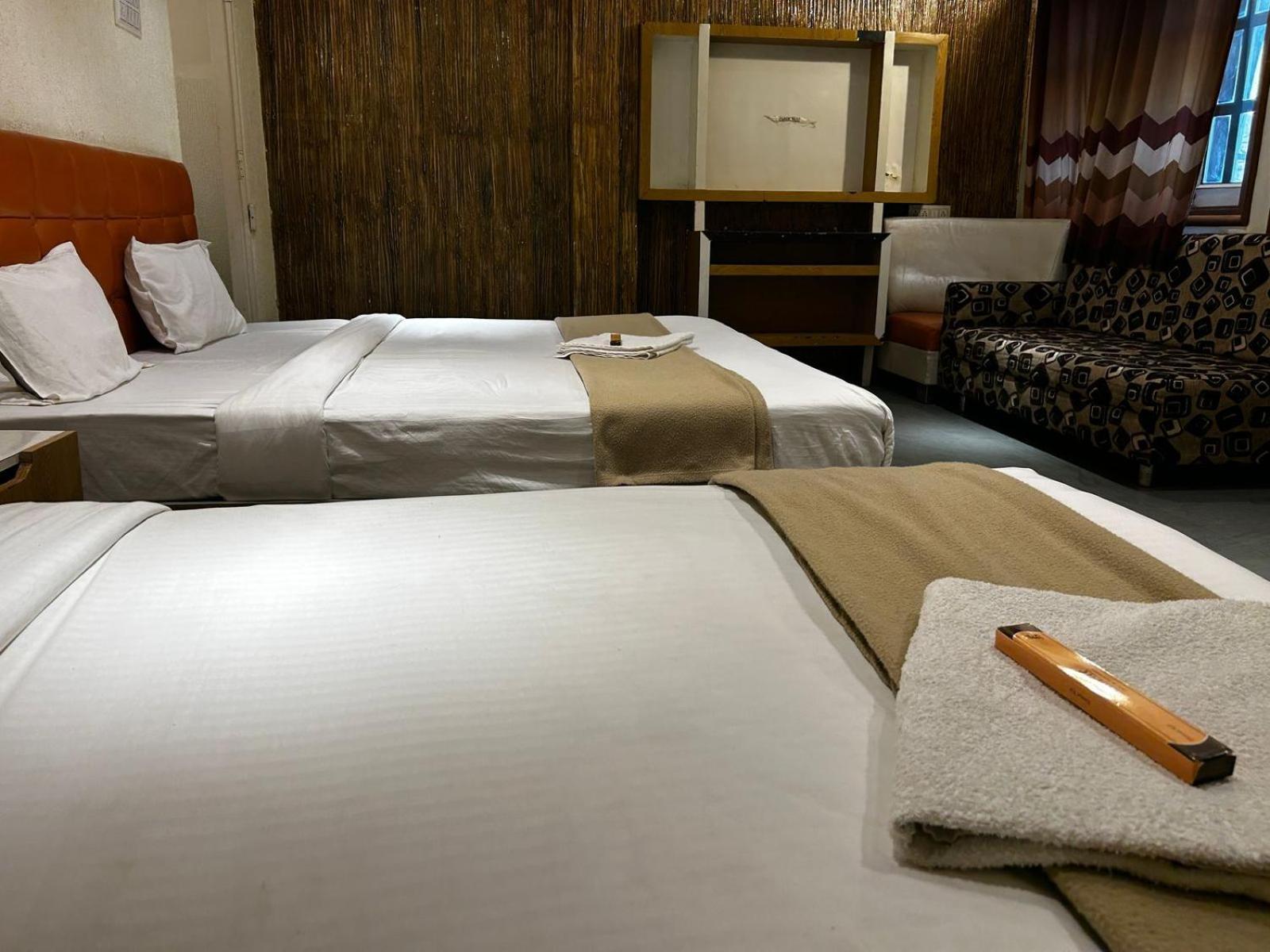 Hotel Empire Uddzsaín Kültér fotó