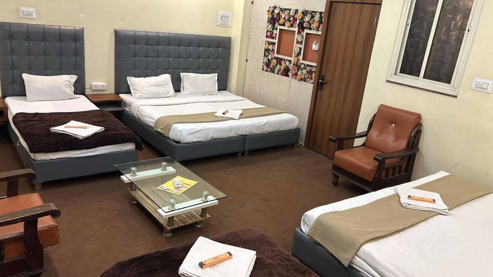 Hotel Empire Uddzsaín Kültér fotó