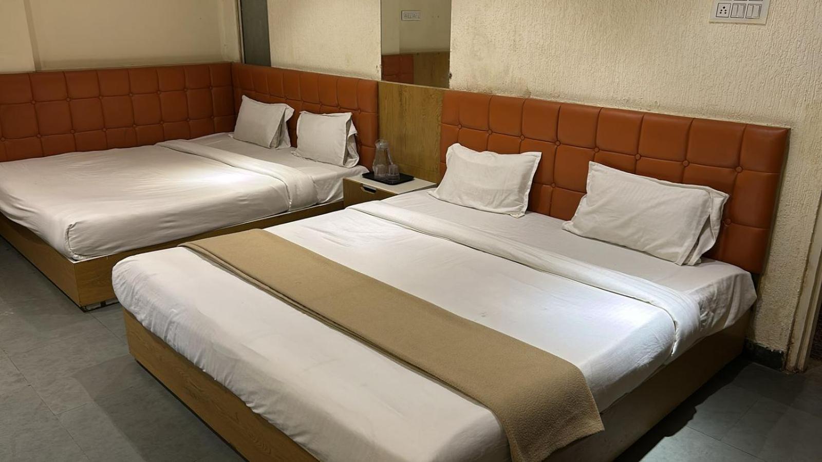 Hotel Empire Uddzsaín Kültér fotó
