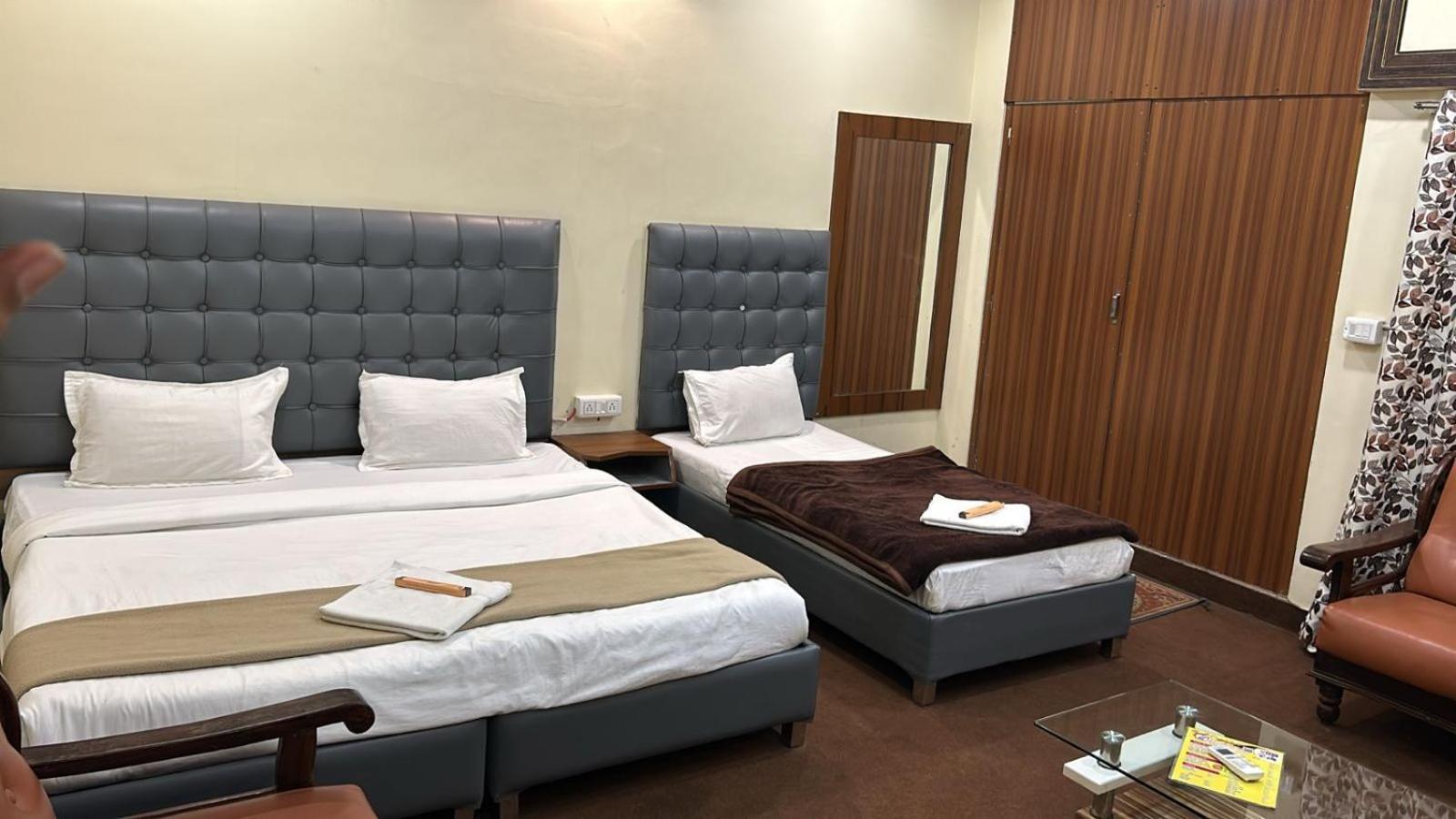 Hotel Empire Uddzsaín Kültér fotó