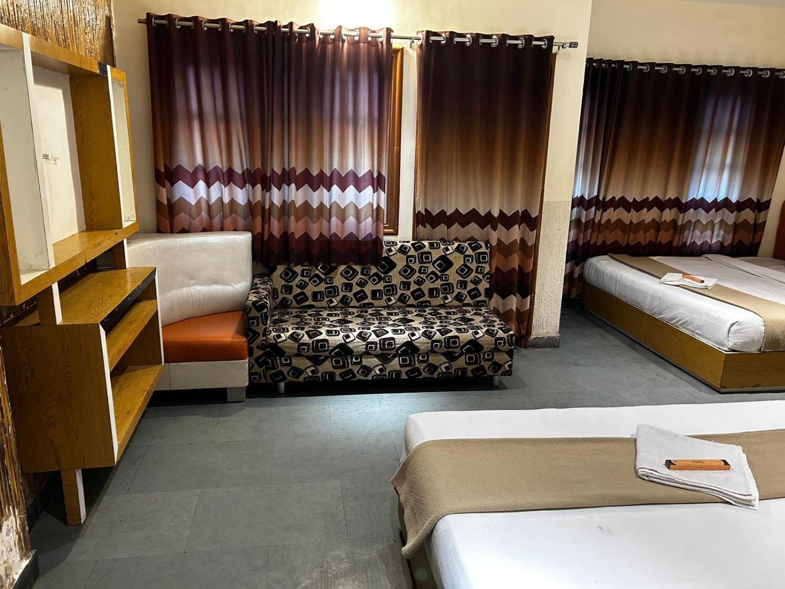 Hotel Empire Uddzsaín Kültér fotó