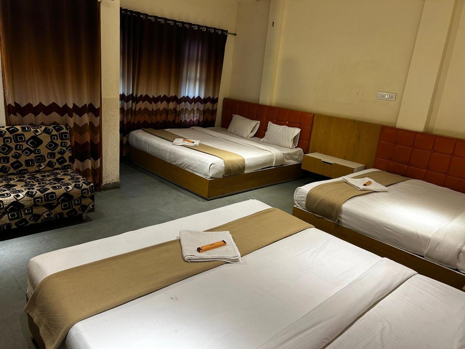 Hotel Empire Uddzsaín Kültér fotó