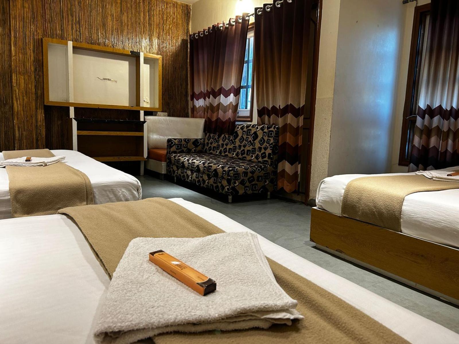 Hotel Empire Uddzsaín Kültér fotó