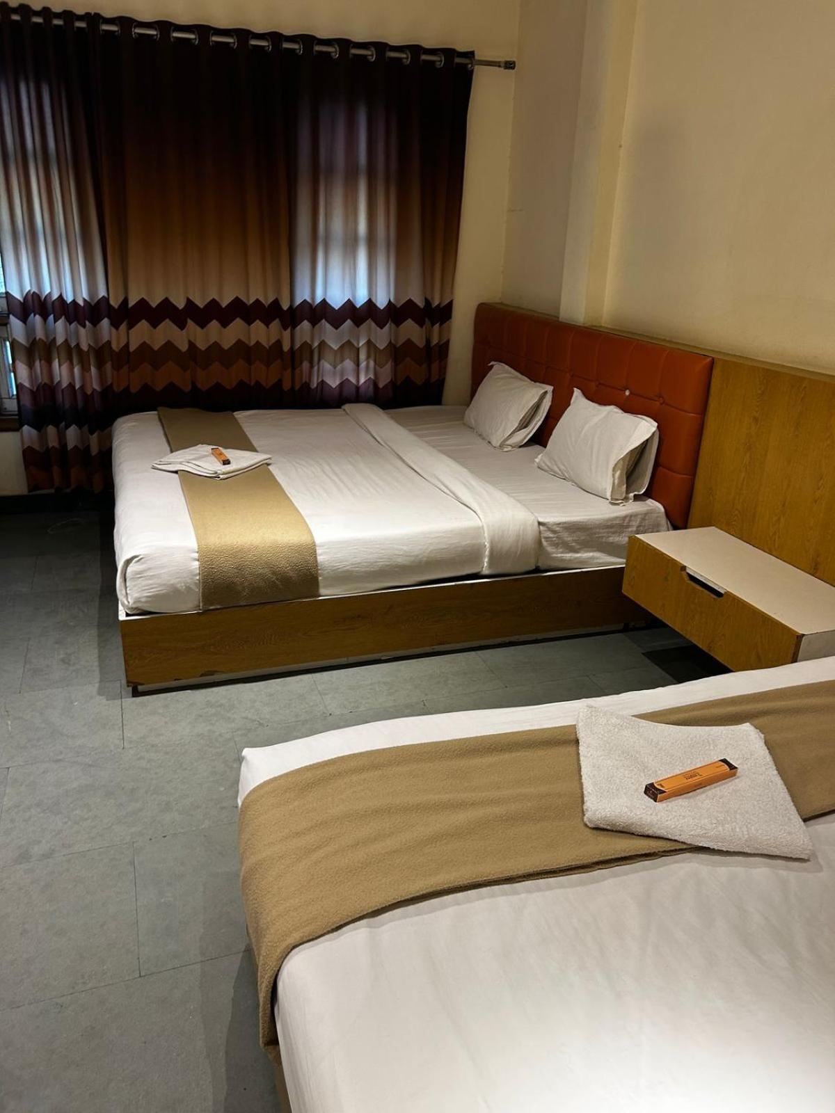 Hotel Empire Uddzsaín Kültér fotó