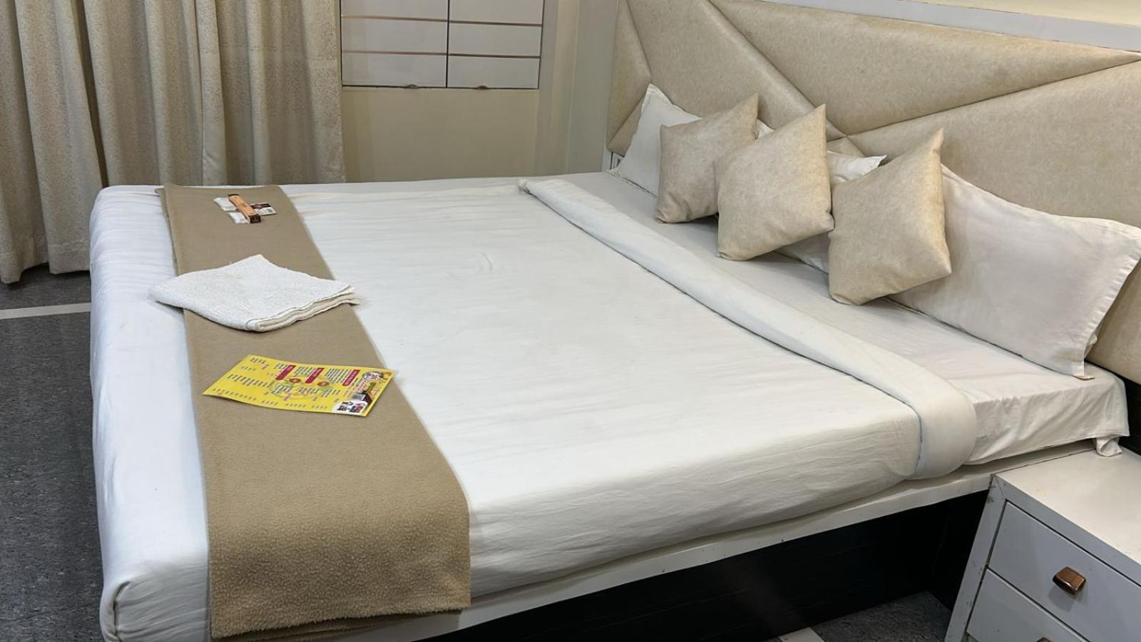 Hotel Empire Uddzsaín Kültér fotó