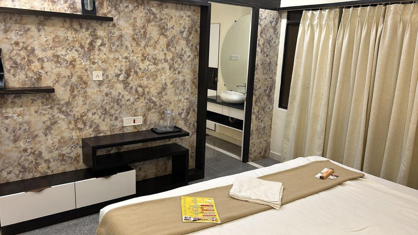 Hotel Empire Uddzsaín Kültér fotó