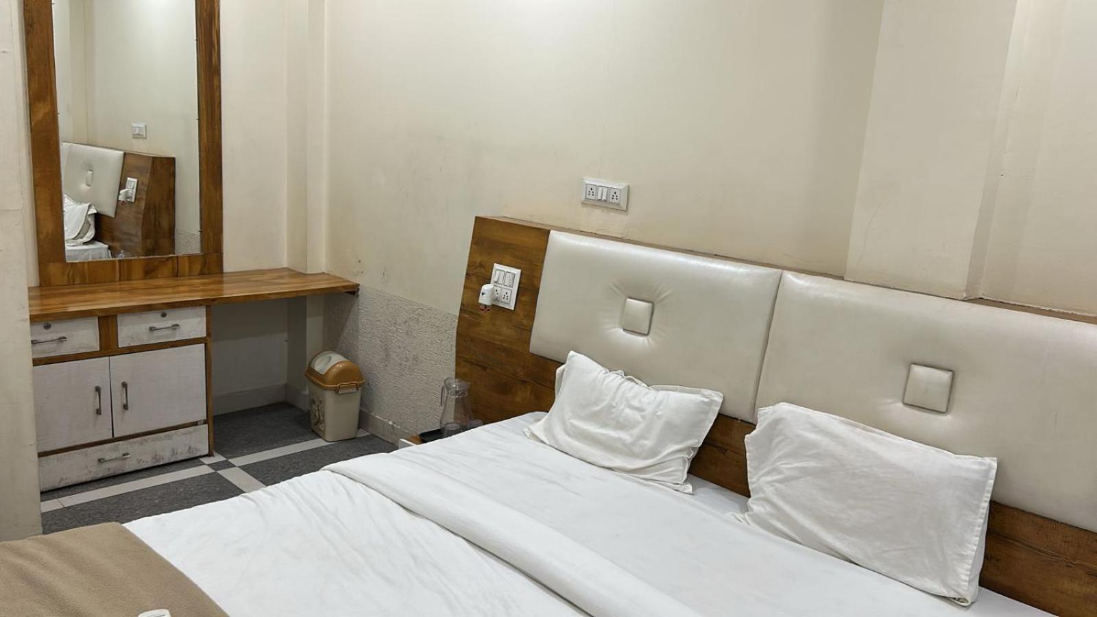 Hotel Empire Uddzsaín Kültér fotó