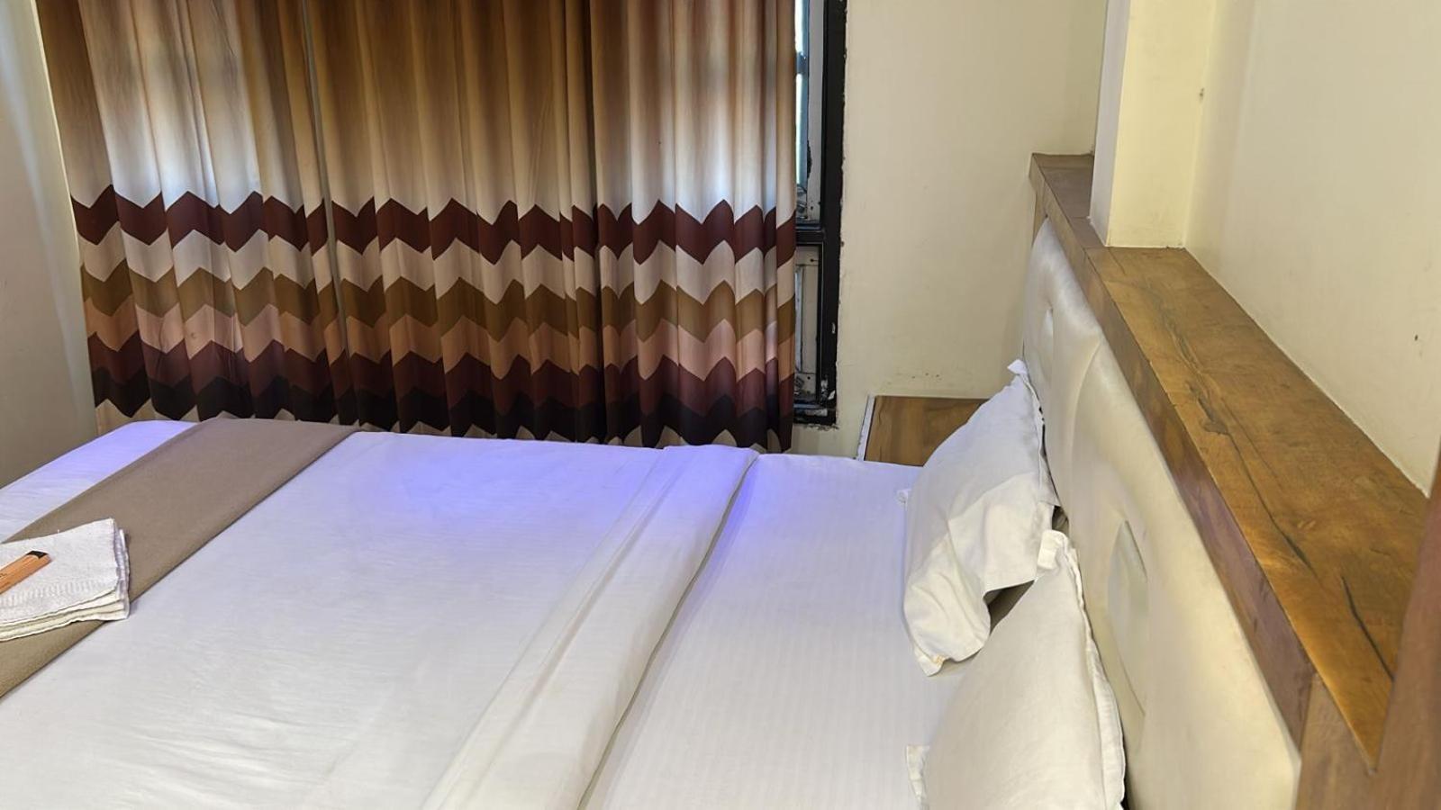 Hotel Empire Uddzsaín Kültér fotó