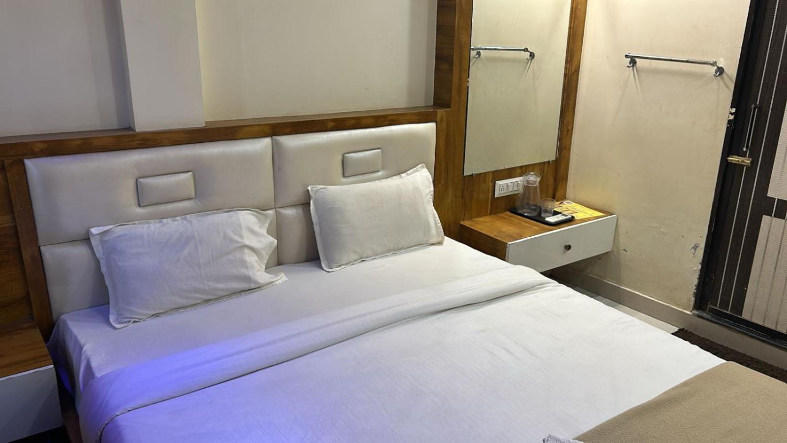 Hotel Empire Uddzsaín Kültér fotó