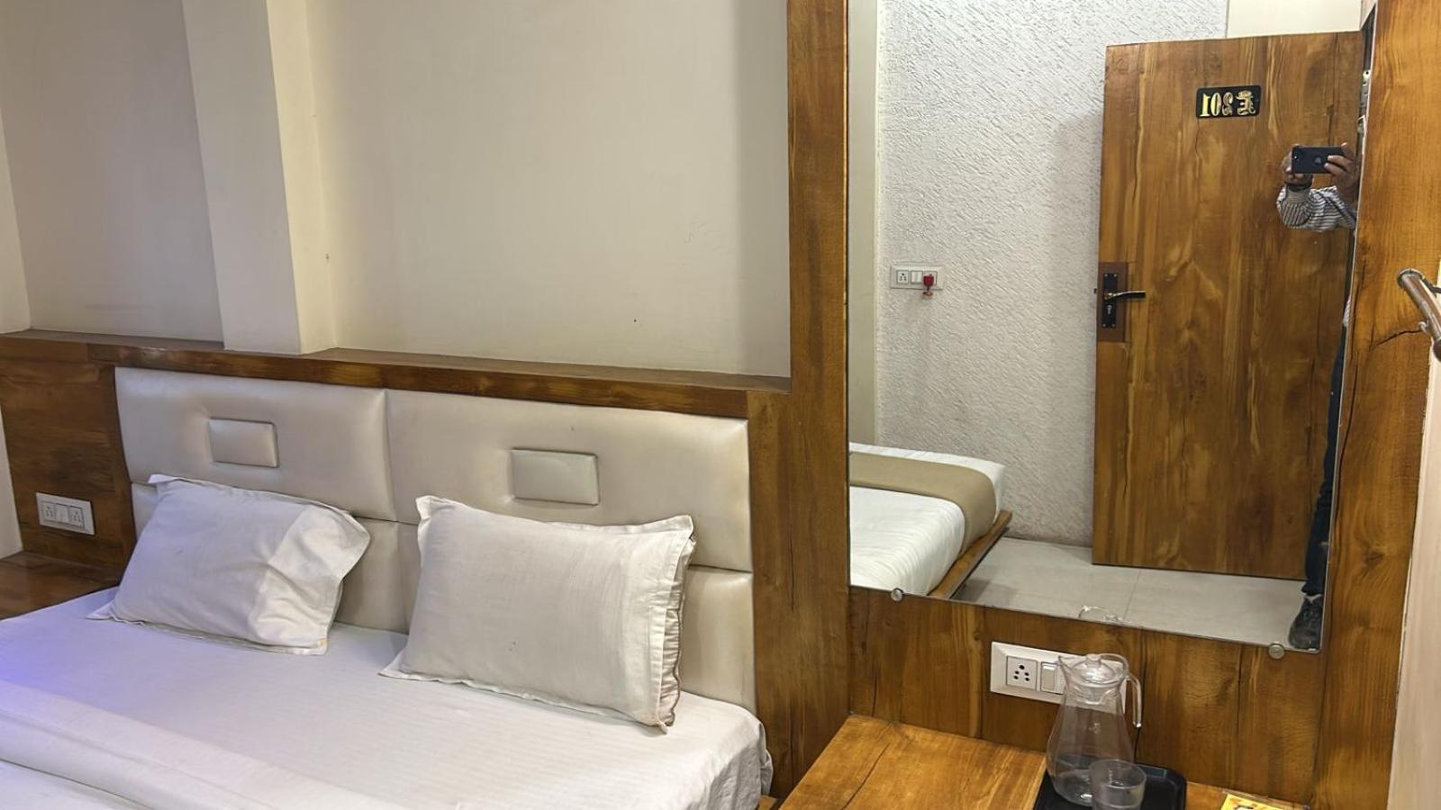 Hotel Empire Uddzsaín Kültér fotó
