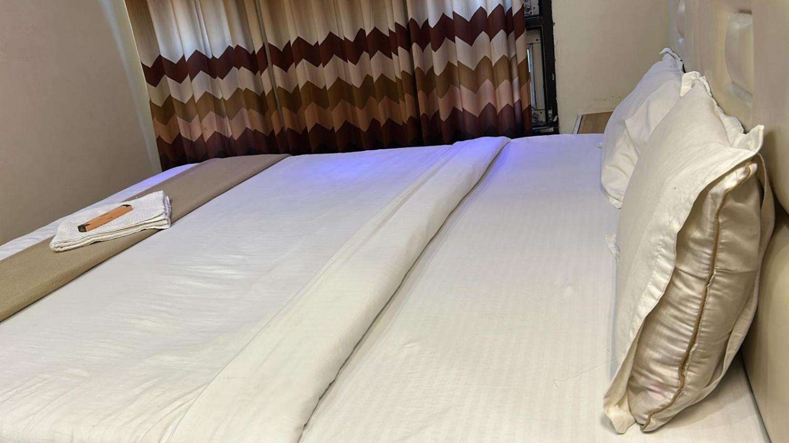 Hotel Empire Uddzsaín Kültér fotó