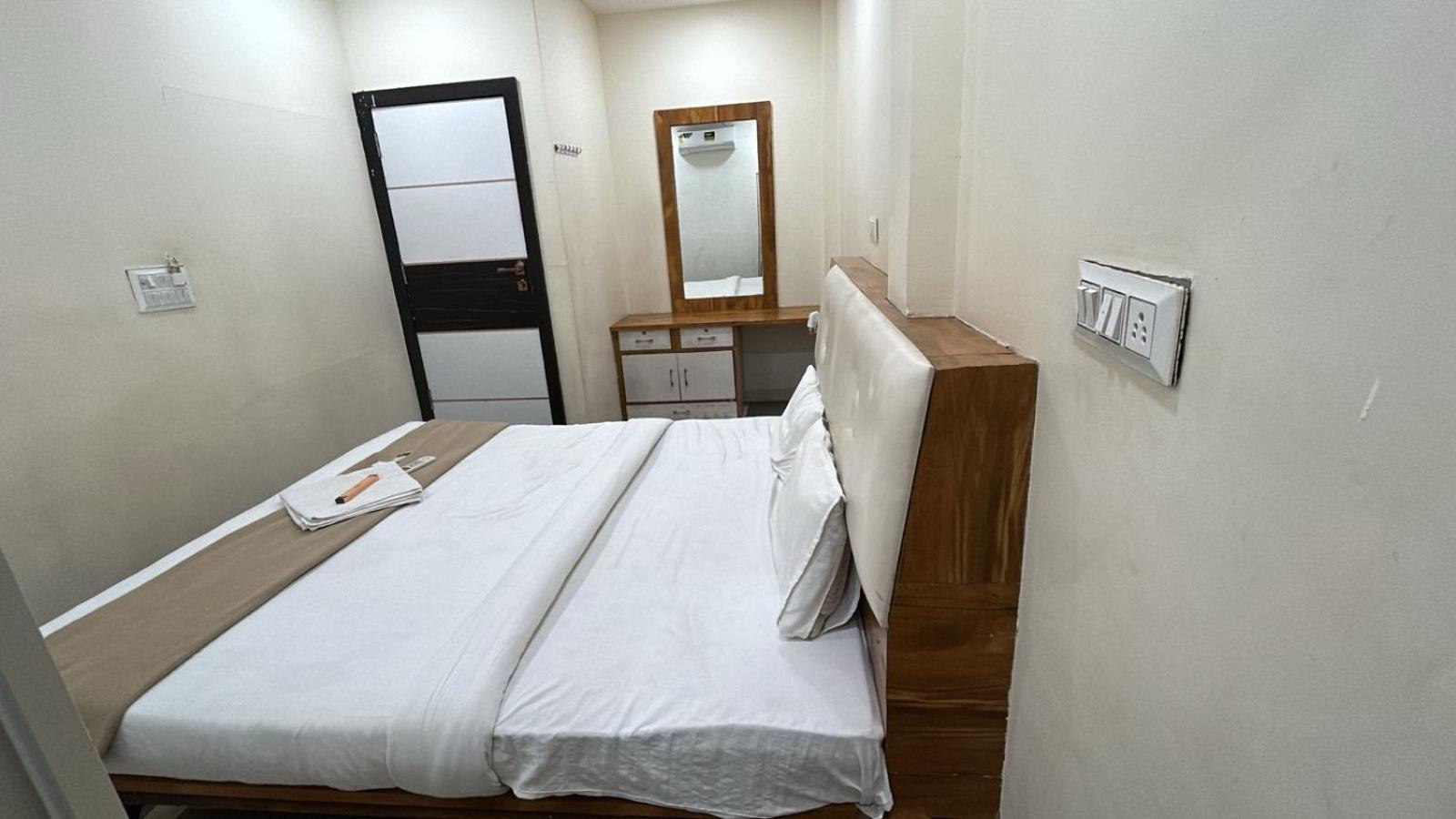 Hotel Empire Uddzsaín Kültér fotó