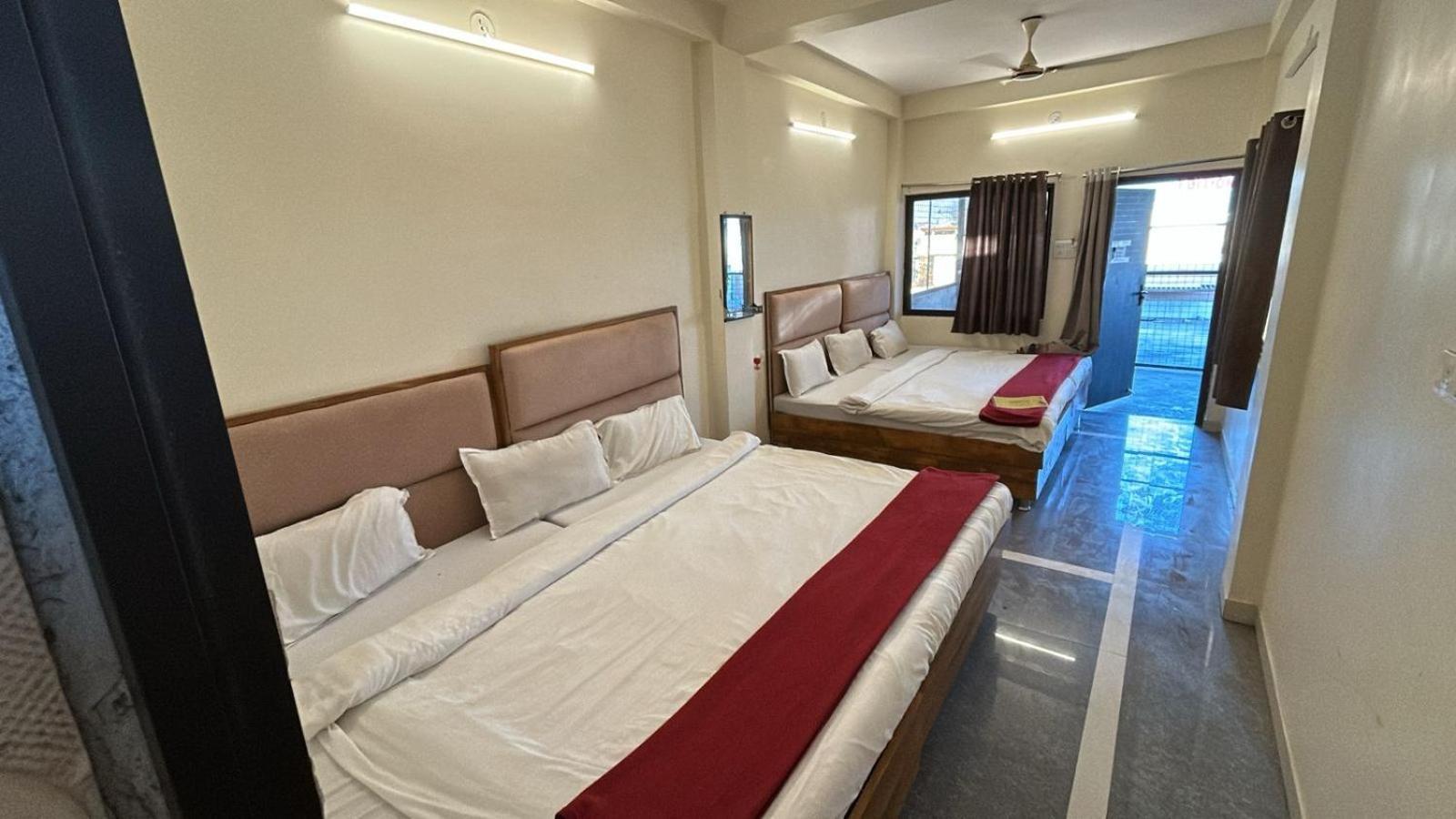 Hotel Empire Uddzsaín Kültér fotó