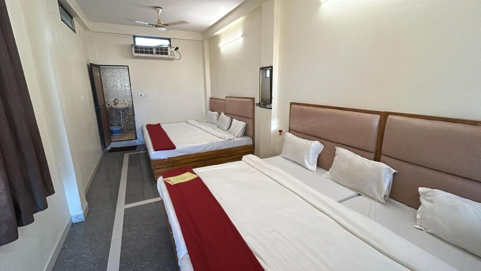 Hotel Empire Uddzsaín Kültér fotó