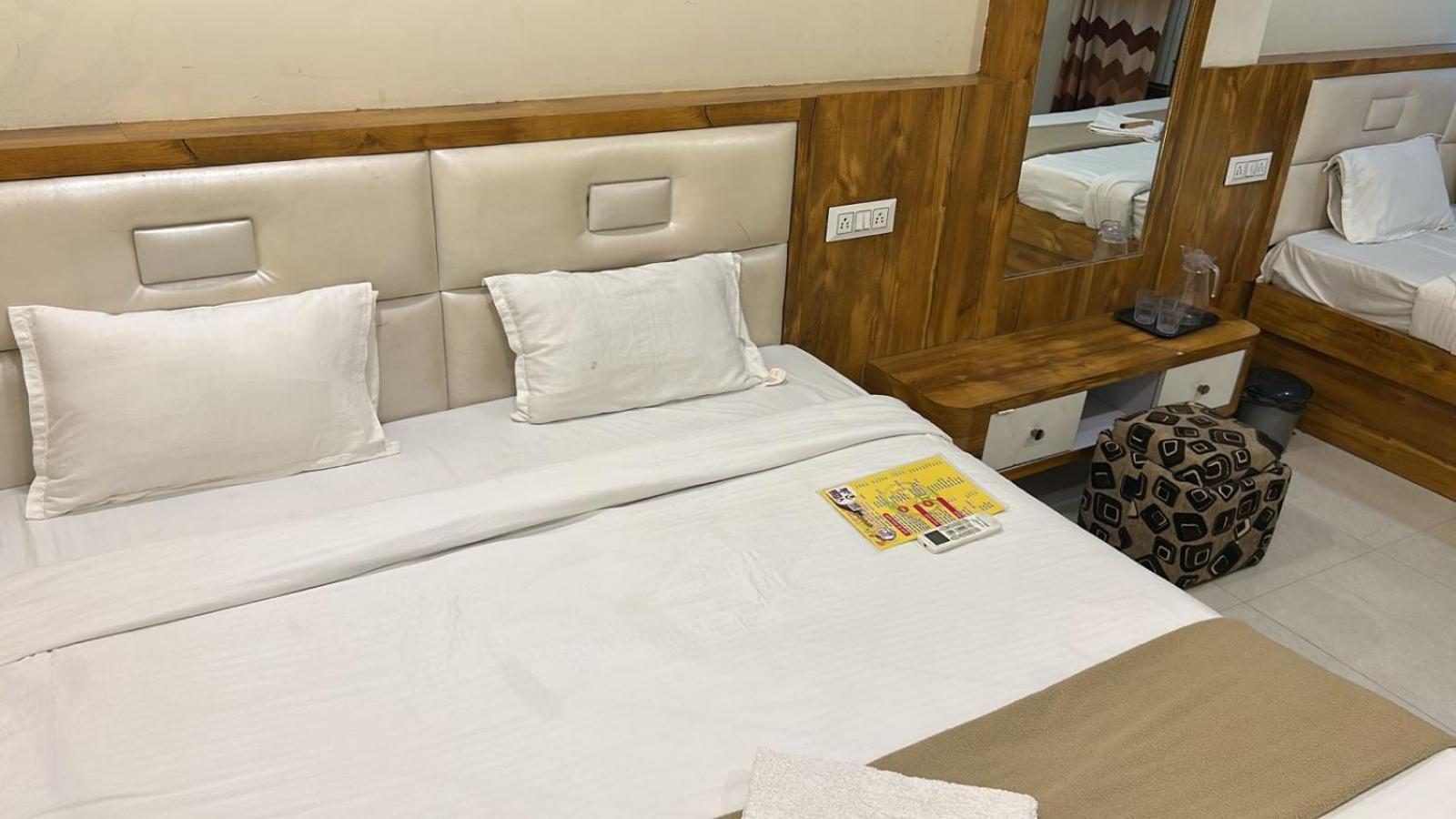 Hotel Empire Uddzsaín Kültér fotó