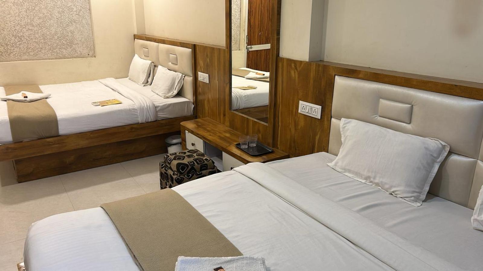 Hotel Empire Uddzsaín Kültér fotó