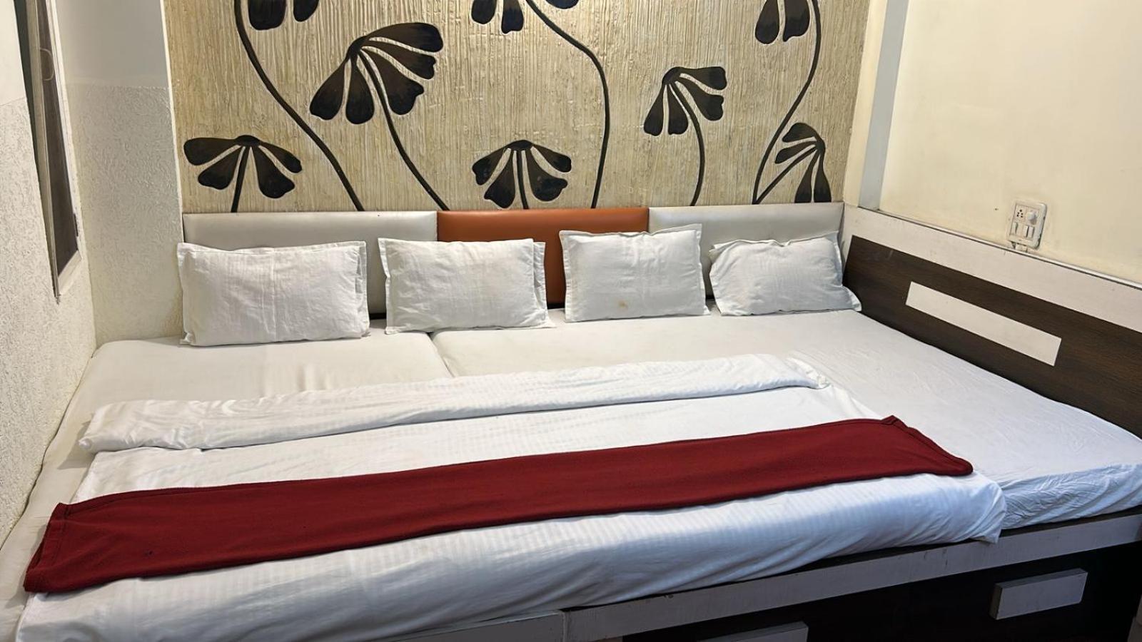 Hotel Empire Uddzsaín Kültér fotó