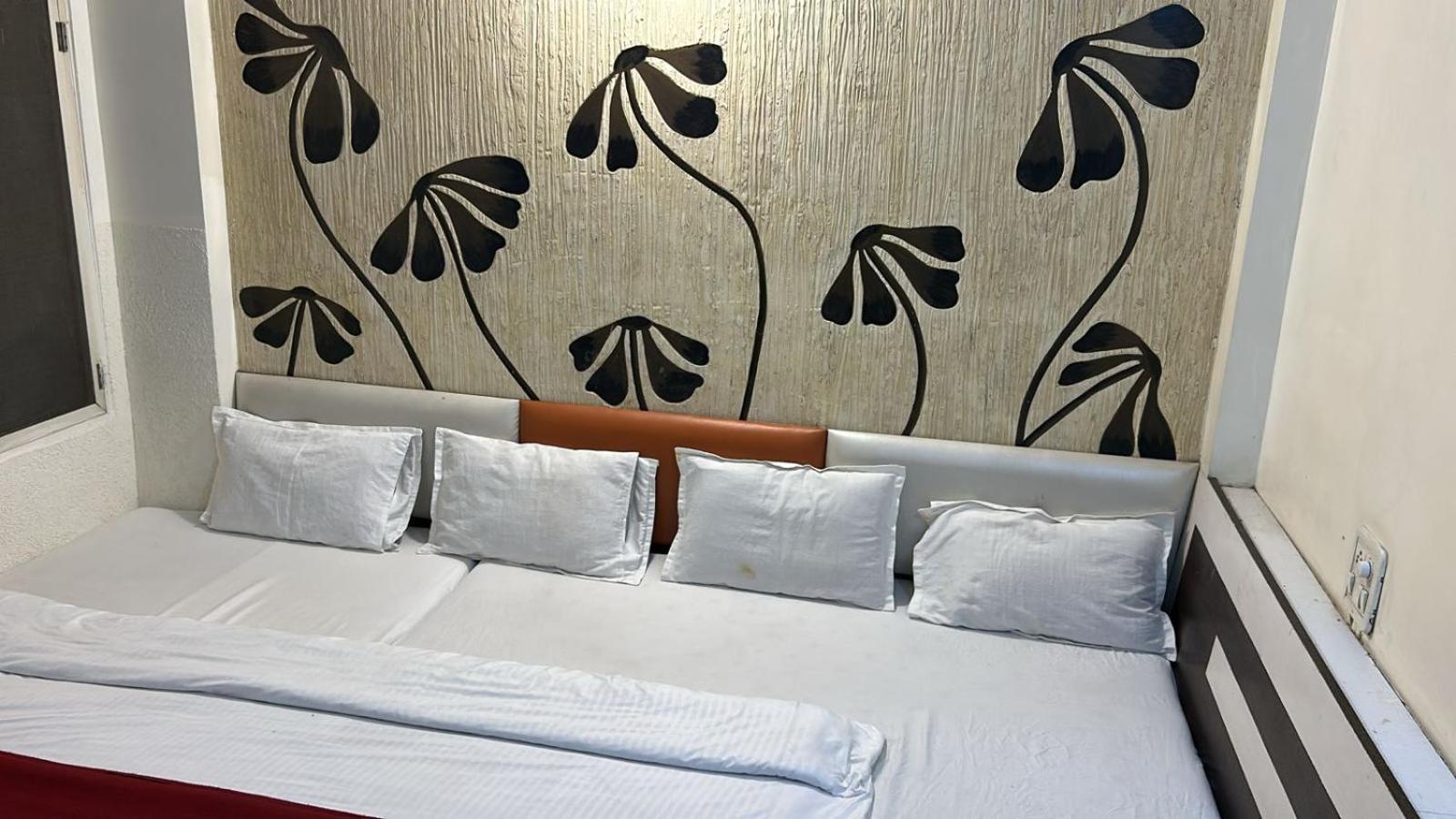 Hotel Empire Uddzsaín Kültér fotó