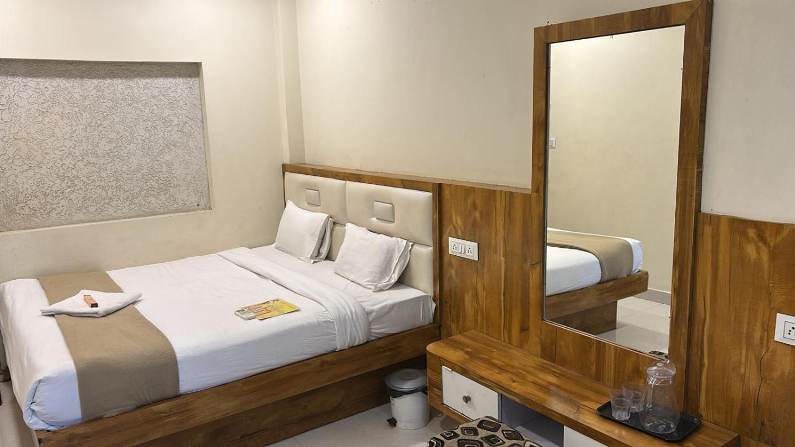 Hotel Empire Uddzsaín Kültér fotó