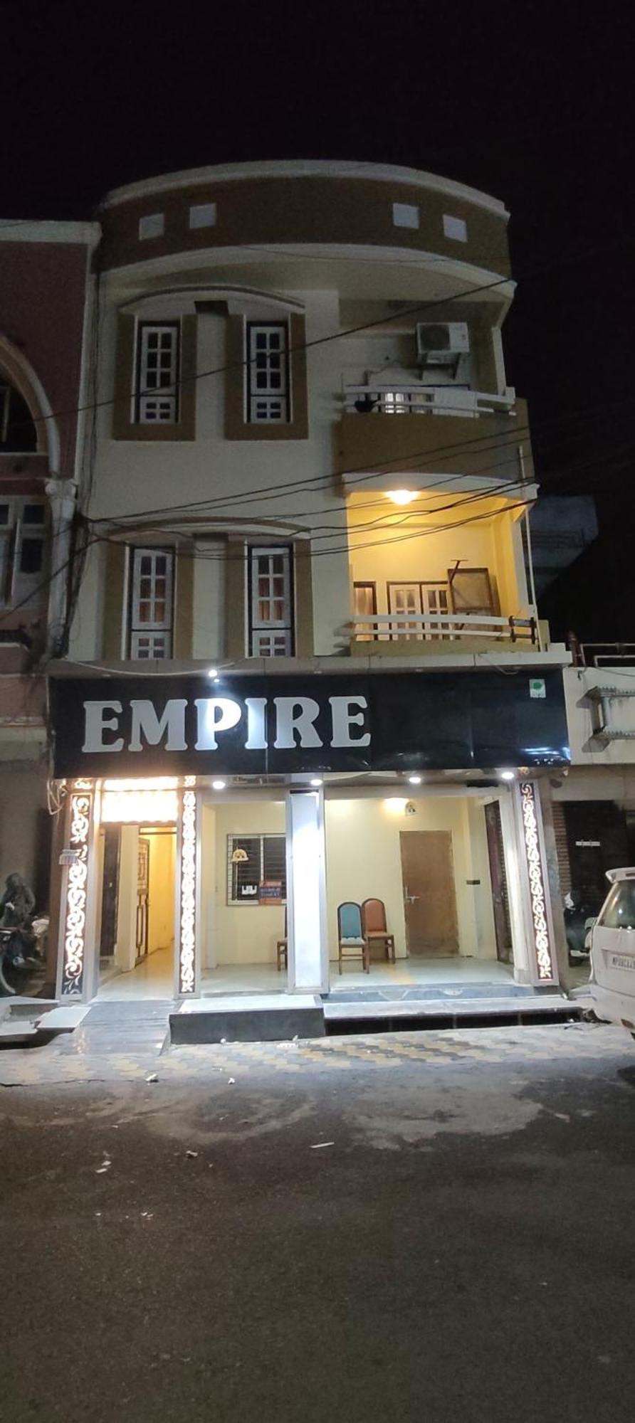 Hotel Empire Uddzsaín Kültér fotó